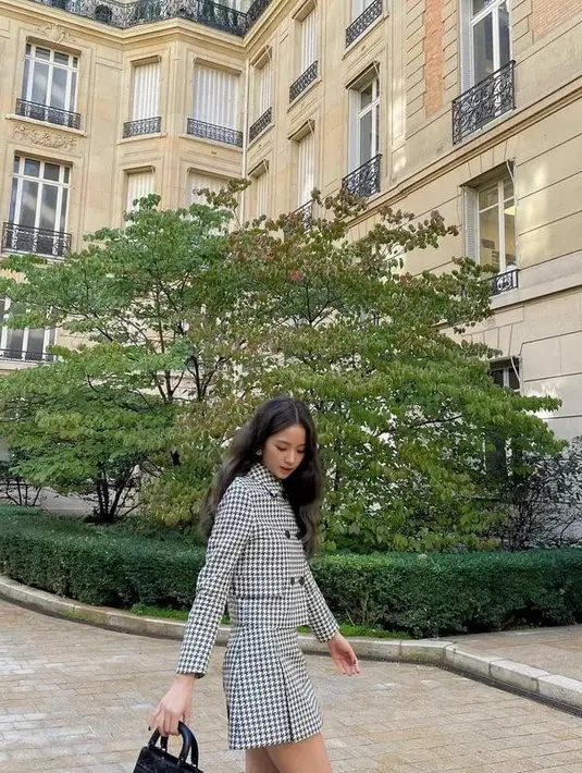 Jisoo BLACKPINK tampil feminin mengenakan checkered blazer set. [Instagram/sooya]