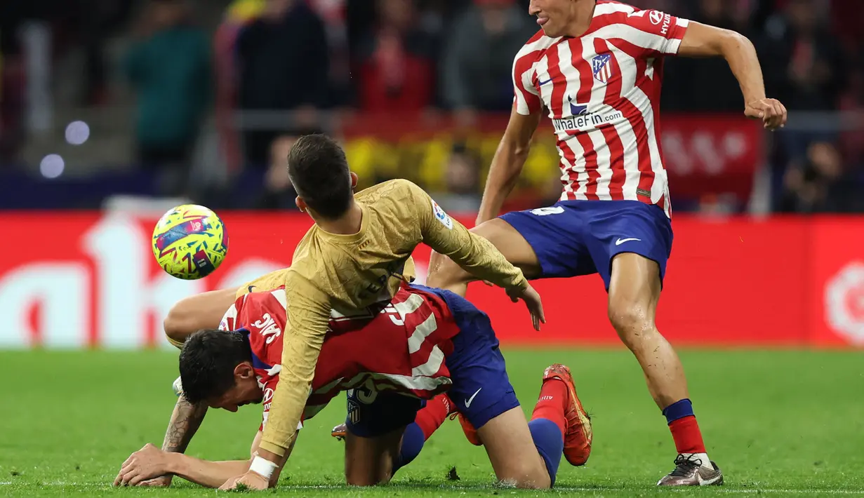 Insiden tersebut terjadi pada meni ke-90+2 ketika Barcelona unggul 1-0 atas Atletico Madrid melalui gol Ousmane Dembele di babak pertama. Ferran Torres yang berada di kotak penalti untuk membantu pertahanan Barcelona, berebut bola dengan Setfan Savic. (AFP/Thomas Coex)