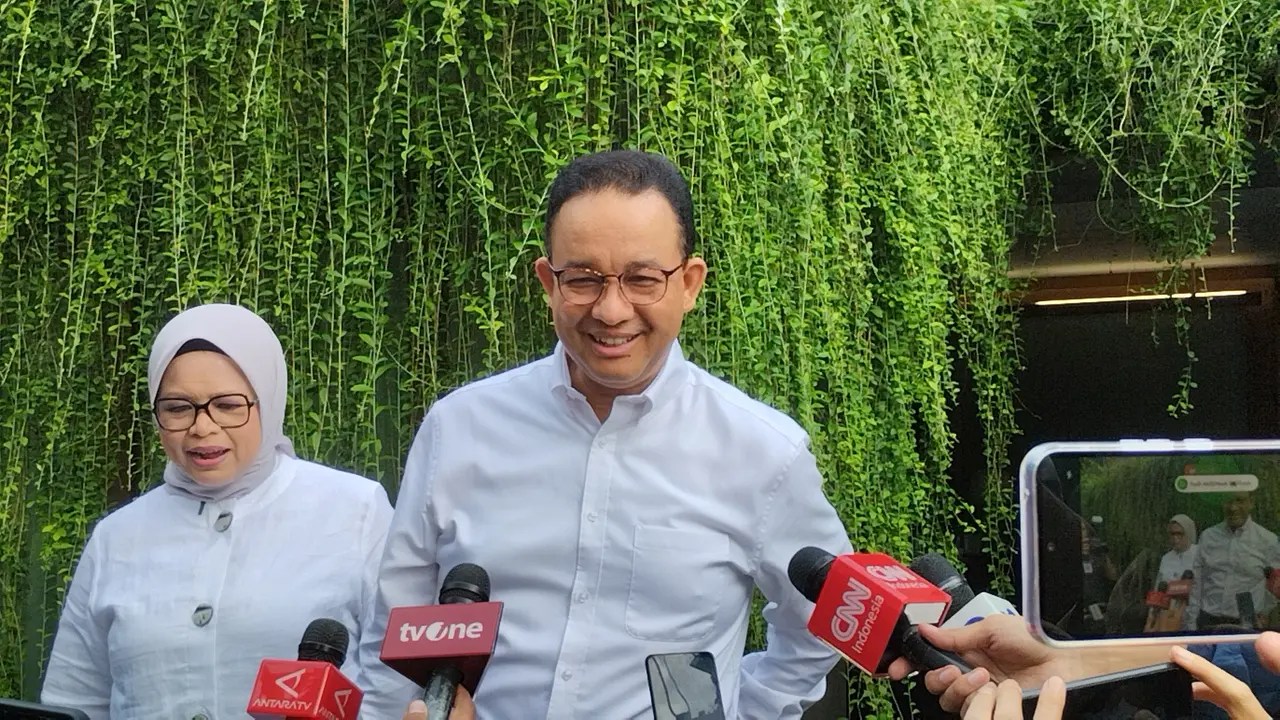 Calon presiden (capres) nomor urut satu Anies Baswedan memulai kick off kampanyenya di Tanah Merah, Koja, Jakarta Utara, Selasa (28/11/2023).