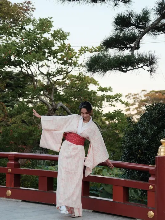 Nggak heran sang suami sampai terpana akan kecantikannya. “Prettiest,” komentar Pratama Arhan di Instagramnya.  [@azizahsalsha_]