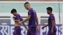 Para pemain Persik Kediri tertunduk lesu usai ditaklukkan PSM Makassar dalam laga pekan ke-4 BRI Liga 1 2021/2022 di Stadion Wibawa Mukti, Cikarang, Kamis (23/9/2021). Persik kalah 2-3. (Bola.com/M Iqbal Ichsan)