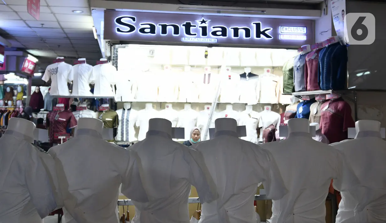 Deretan baju dipajang di Pasar Tanah Abang Blok A, Jakarta, Rabu (19/5/2021). Pada hari ini, Pasar Tanah Abang kembali dibuka setelah ditutup sementara selama sepekan pada 12-18 Mei 2021. (Liputan6.com/Herman Zakharia)