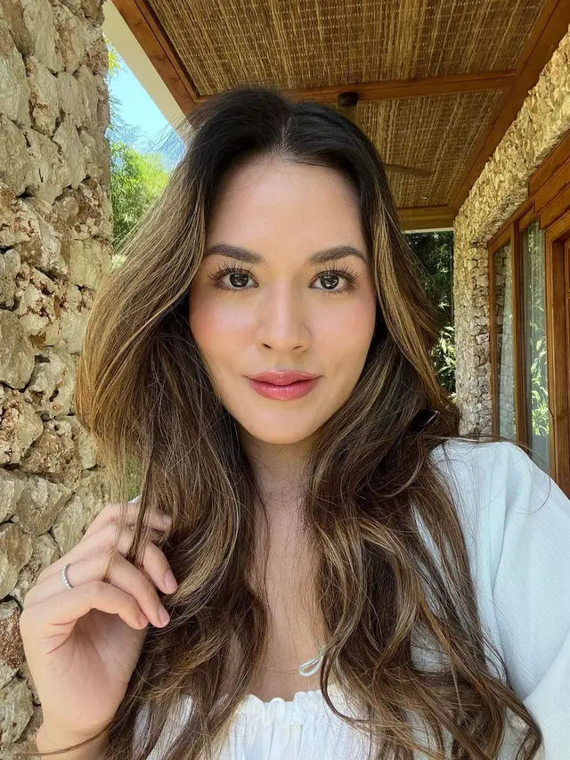 Model Rambut Wanita Panjang Lurus, Terinspirasi Mulai dari Sandra Dewi sampai Titi Kamal