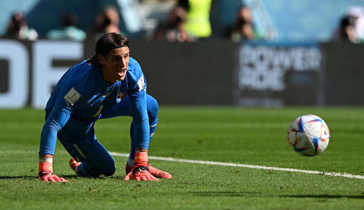 Yann Sommer. Kiper Timnas Swiss yang baru saja bergabung dengan Bayern Munchen pada bursa transfer musim dingin 2022/2023 ini kini telah menginjak usia 34 tahun. Namun posisinya bersama Timnas Swiss masih tak tergantikan sejak menjalani debut pada 30 Mei 2012. Hingga kini ia telah mengoleksi 80 caps dengan torehan 31 kali clean sheet dan kebobolan 78 gol. (AFP/Fabrice Coffrini)