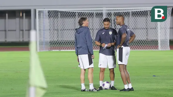 Sang pelatih, Patrick Kluivert pun berbicara mengenai kemungkinan untuk mencadangkan Maarten Paes dan memberikan kesempatan kepada Emil Audero Mulyadi saat melawan Bahrain nanti. (Bola.com/M Iqbal Ichsan)