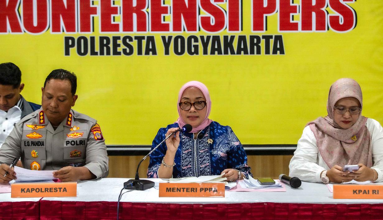 Menteri Pemberdayaan Perempuan dan Perlindungan Anak, Arifah Choiri Fauzi (tengah) berbicara saat konferensi pers tentang penyelidikan kasus pelecehan anak di sebuah pusat penitipan anak, Yogyakarta pada Senin 27 April 2026. (DEVI RAHMAN/AFP)