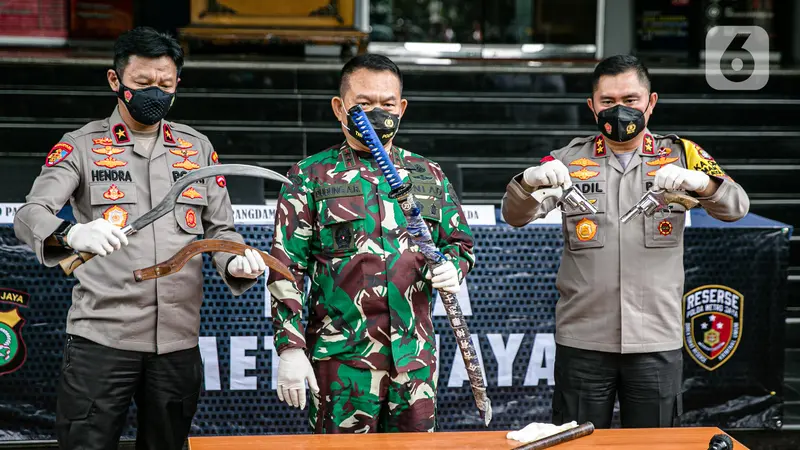 FOTO: Kapolda Metro Jaya dan Pangdam Jaya Beri Keterangan Terkait Penyerangan Petugas