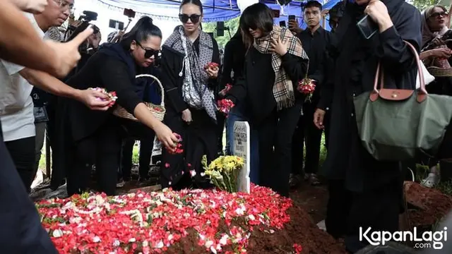 7 Potret Artis Datangi Rumah Duka untuk Tahlilan Stevie Agnecya, Tetap Tabah
