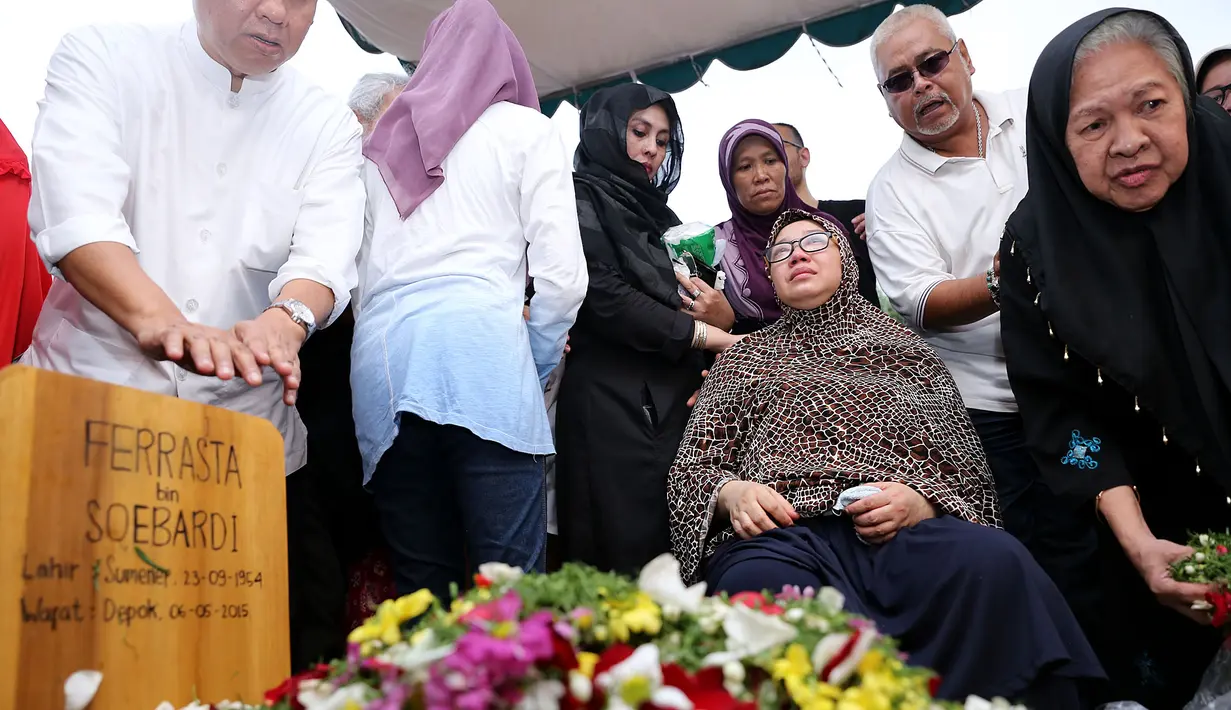 Utami Maryam Siti Aisyah seakan masih tak percaya dengan kepergian sang suami. (Galih W Satria/Bintang.com)