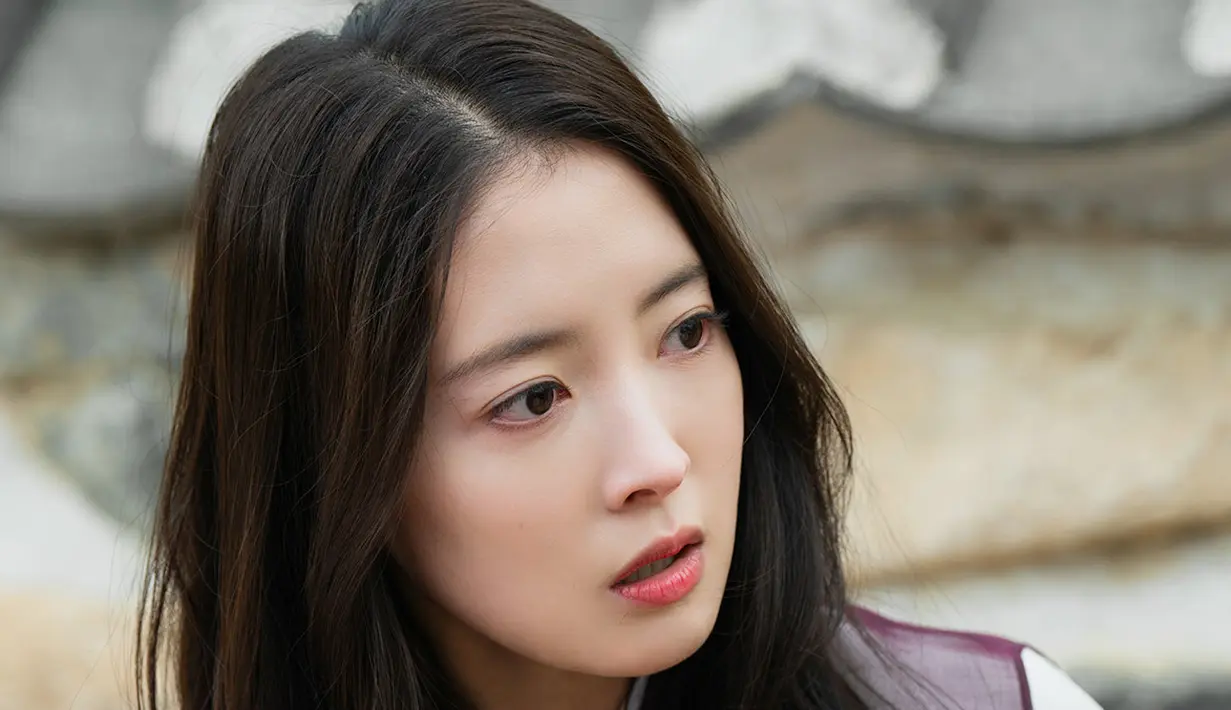 <p>Dalam potongan gambar yang baru dirilis dari drama mendatang, Park Yeon Woo mendapati dirinya dalam bahaya tertangkap saat diam-diam menjalankan bisnisnya sebagai alter egonya, "butterfly teacher&rdquo;. Bisakah dia melarikan diri dari situasi tersebut tanpa identitasnya diketahui? (Foto: Instagram/ mbcdrama_now)</p>