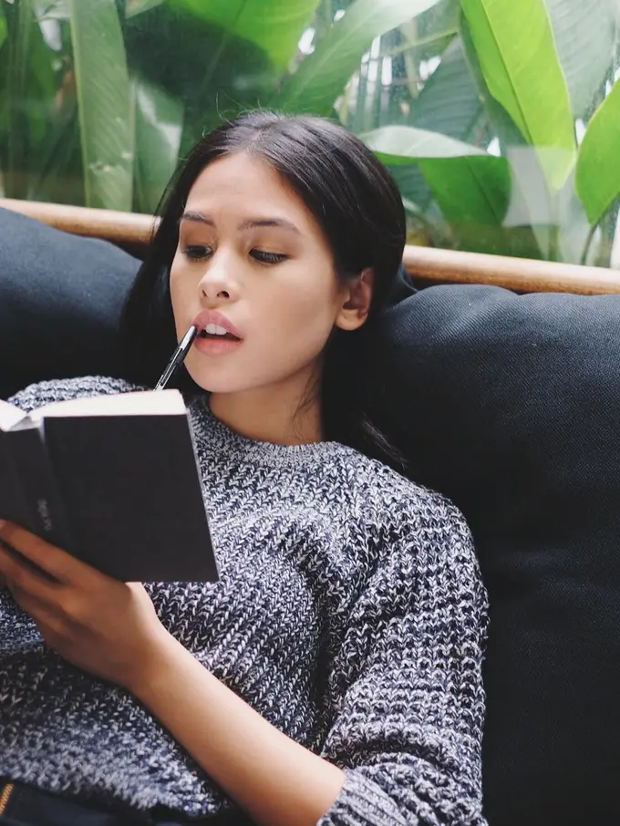 Dijuluki Kutu Buku di Sekolah, Ini Potret Maudy Ayunda saat Membaca