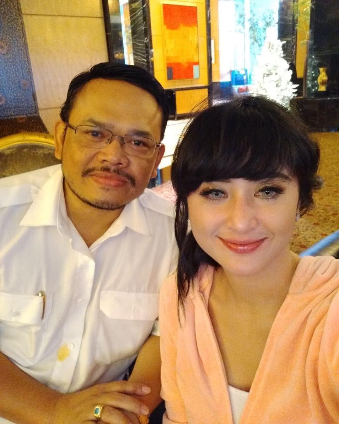 Dewi Perssik bersama kuasa hukumnya dalam menghadapi kasus jalur busway. (Instagram - @dewiperssikreal)