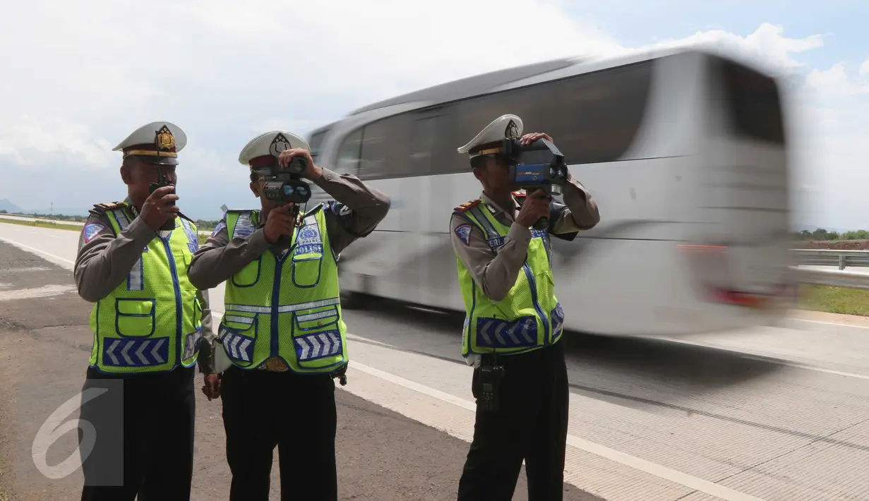 Polisi gunakan alat pendeteksi laju kendaraan di ruas tol Cikampek-Palimanan KM.165, Majalengka, (14/12). Perihal mengenai kecepatan kendaraan di jalan tol, diharapkan mengurangi kecelakaan akibat kendaraan yang melaju cepat. (Liputan6.com/Angga Yuniar)