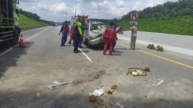 Kecelakaan di Tol Pekanbaru-Dumai yang mengakibatkan salah satu penumpang mobil pickup meninggal dunia.