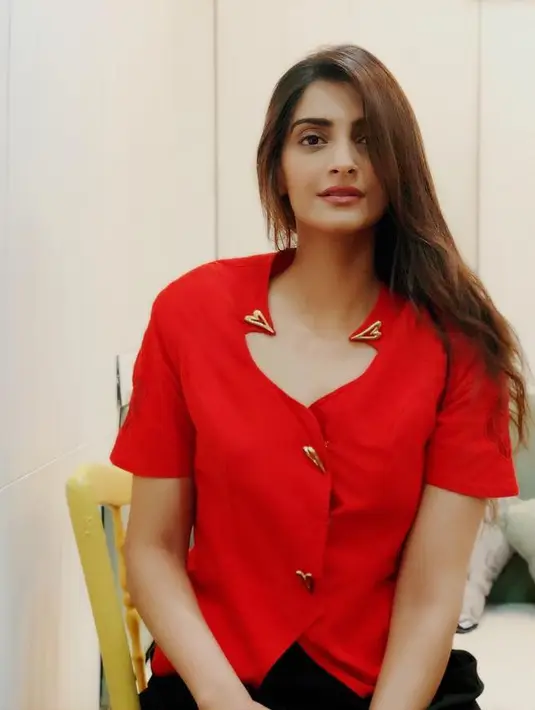 Namun kabar bahagia ini belum mendapatkan tanggapan dari pihak keluarga Sonam Kapoor dan Anand Ahuja. (Foto: instagram.com/sonamkapoor)