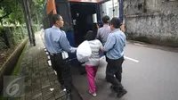 Seorang wanita yang diduga pengemis dibawa Petugas Dinas Sosial di kawasan Pasar Minggu, Jakarta, Rabu (8/3). (Liputan6.com/ Immanuel Antonius)