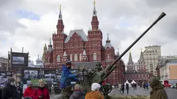 Anak-anak bermain senjata era Perang Dunia II di museum instalasi terbuka Lapangan Merah, Moskow, Rusia, 7 November 2020. Tahun ini, parade memperingati 79 tahun parade militer dibatalkan karena pemberlakuan pembatasan guna menghentikan laju penyebaran COVID-19. (Xinhua/Alexander Zemlianichenko Jr)