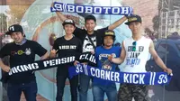 Sebanyak 500 orang rombongan Bobotoh Persib menyaksikan langsung duel Surabaya United vs Persib pada Sabtu (21/11/2015) di Stadion Gelora Delta, Sidoarjo. (Bola.com/Muhammad Ridwan)