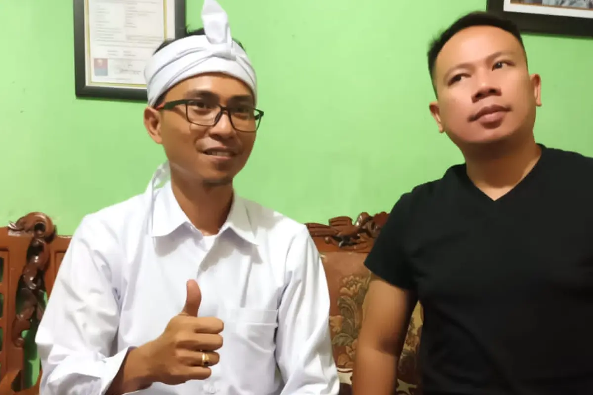 Akmal, cucu Mak Erot bersama dengan Vicky Prasetyo