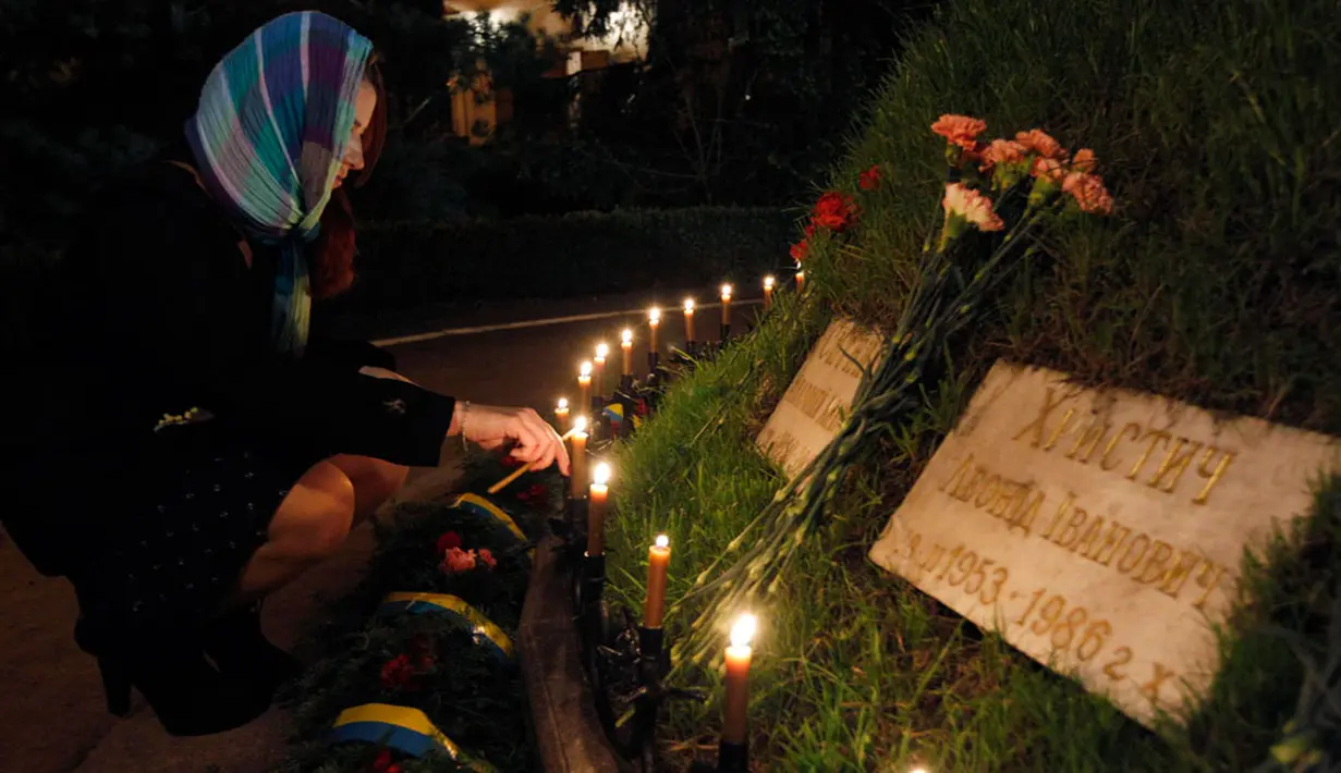 Ledakan nuklir Chernobyl, terjadi 26 April 1986 lalu, dan menjadi kecelakaan reaktor terburuk dalam sejarah. Tampak, seorang wanita menyalakan lilin saat peringatan 28 tahun bencana Chernobyl di Kiev, Ukraina (26/4/2014). (REUTERS/Valentyn Ogirenko)
