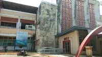 Tampak luar Stadion Andi Mattalatta Mattoangin, Makassar. Stadion ini akan menjalani rehabilitasi yang dilakukan Pemerintah Provinsi Sulawesi Selatan mulai Januari 2020. (Bola.com/Abdi Satria)