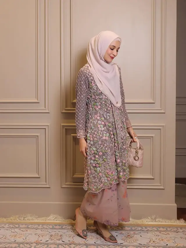 Kebaya Kartini Ungu dan Batik Pink