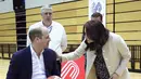 Pangeran William berbincang dengan sang istri, Kate Middleton dalam kunjunggannya ke Copperbox Arena, London, Kamis (22/3). William menemui pemain basket berkursi roda yang diharapkan dapat bermain di Commonwealth Games 2022. (Chris Jackson/Pool via AP)