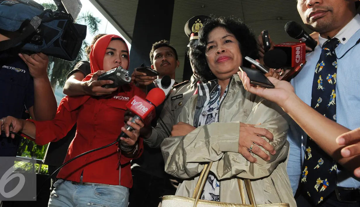 Ketua majelis hakim terdakwa Saipul Jamil di Pengadilan Negeri (PN) Jakarta Utara, Ifa Sudewi, selesai diperiksa KPK, Jakarta, Rabu (22/6). Ifa mengaku dicecar seputar hubungannya dengan panitera PN Jakut Rohadi.(Liputan6.com/Helmi Afandi)