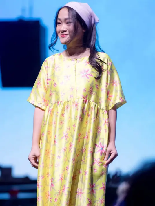 Temen Sarwendah di Cherrybelle, Felly Young mengenakan daster kuning lengan pendek dengan motif bunga pink, tampak stylish dengan bandana ungu. [@sarwendah29]