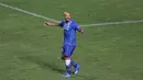 Sergio van Dijk melakukan protes kepada wasit yang menganulir gol pertamanya saat melawan  PSM Makassar pada laga Torabika SC 2016 di Stadion GBLA, Bandung, Sabtu (2/7/2016). Persib menang 3-2. (Bola.com/Nicklas Hanoatubun)