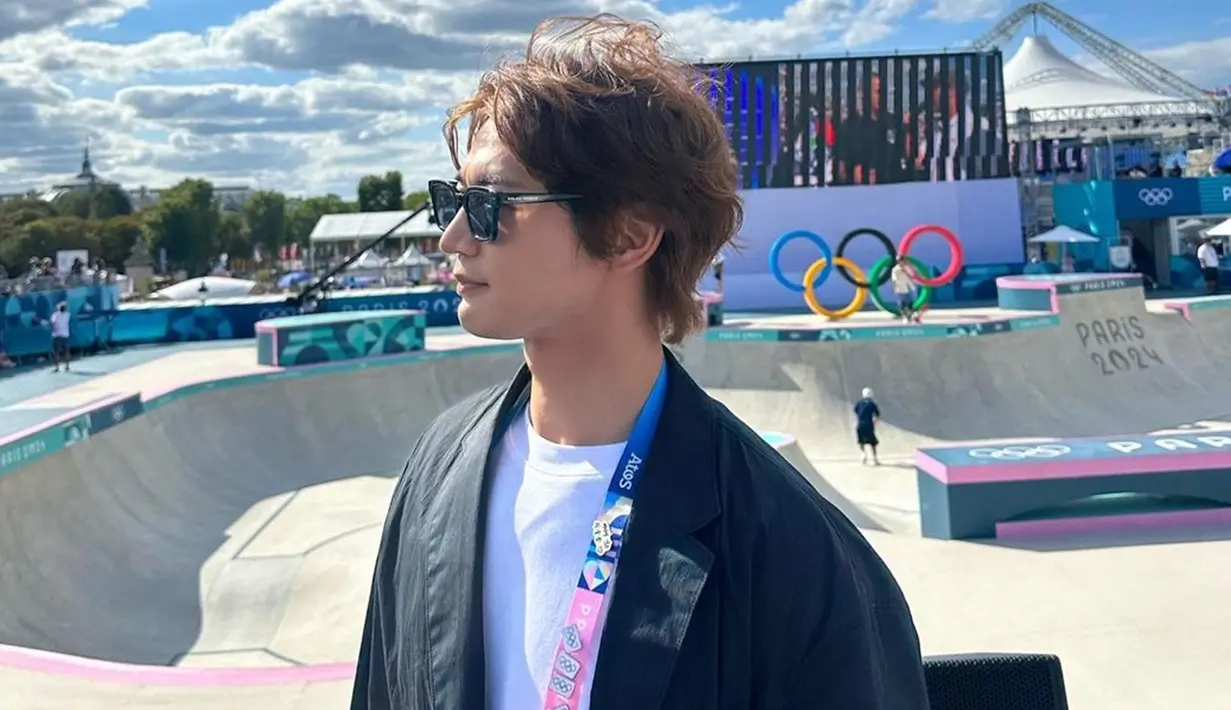 Selain membuat postingan melalui feed Instagram, Minho juga aktif mengupdate Instagram Stories-nya saat menonton banyak pertandingan di Olimpiade. Salah satunya saat menonton cabang olahraga Lompat Tinggi dan Skateboard. Pria berusia 32 tahun itu tampak stay cool di bawah terik matahari. (Liputan6.com/IG/@choiminho_1209)