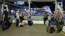 Para pemudik antre menunggu giliran naik ke kapal ferry di Pelabuhan Merak Banten, Rabu (5/5/2021) dinihari.  Pemerintah melarang mudik Lebaran selama 12 hari, mulai tanggal 6 hingga 17 Mei 2021 guna mencegah penularan Covid-19. (Liputan6.com/Herman Zakharia)