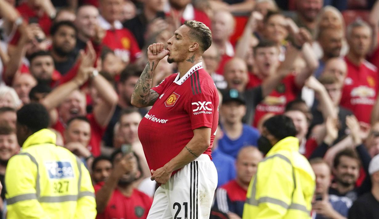 Pada laga tersebut, Manchester United tampil dengan skuad terbaik. Termasuk pemain menurunkan anyar, Antony yang diberikan kesempatan debut sebagai starter oleh manajer Erik ten Hag. (AP/Dave Thompson)