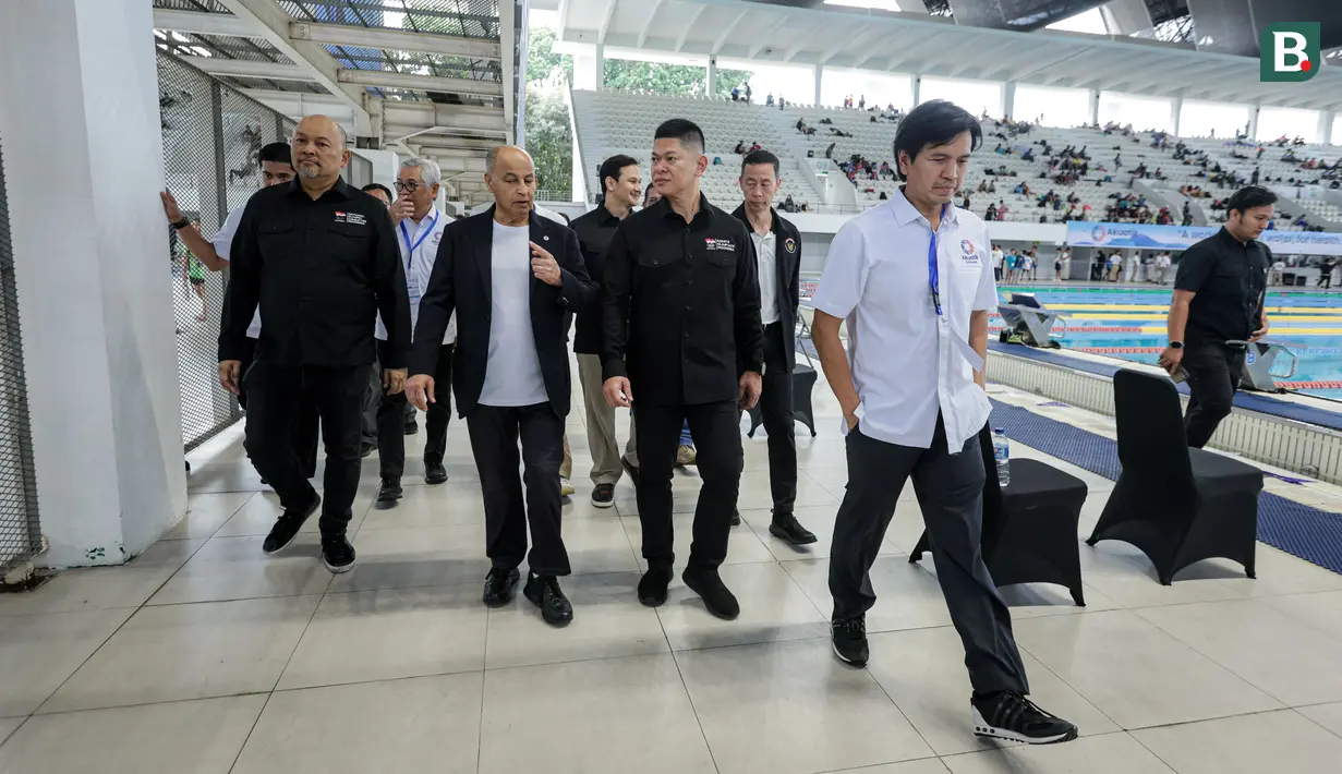 <p>Selain itu, Ketua Komite Olimpiade Indonesia atau NOC Indonesia, Raja Sapta Oktohari, turut membersamai Husain Al-Musallam di Stadion Akuatik GBK. (Bola.com/Bagaskara Lazuardi)</p>