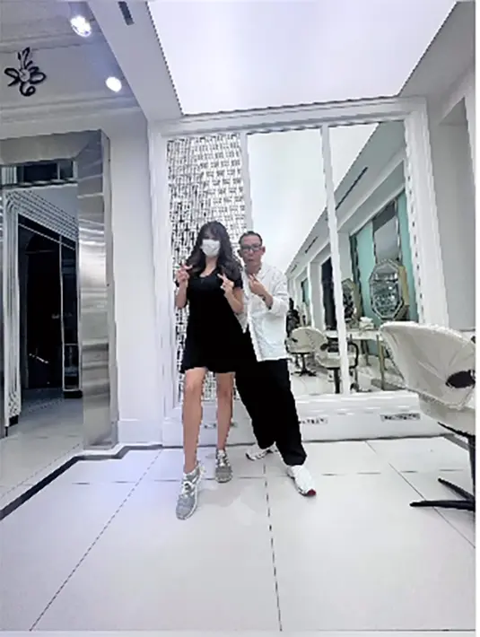 Penampilan baru Tamara menarik perhatian warganet. Banyak yang memujinya semakin terlihat cantik. "wow tambah cantik aja," tulis sinski88. "Cakep bgt kak," tulis nirinest_venny. [Instagram/tamarableszynskiofficial]