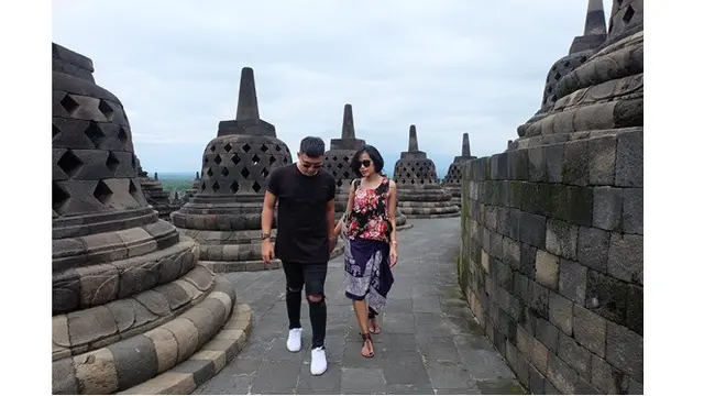 Lebih Sering Berakting, Ini 7 Potret Dirly Idol dengan Keluarga Kecilnya