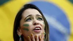 Ekspresi salah satu suporter tim Samba saat menunggu dimulainya laga yang mempertemukan Kamerun vs Brasil di Stadion Nasional Brasil, (23/6/2014). (REUTERS/Dominic Ebenbichler)