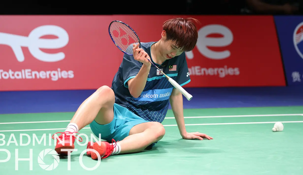 Pada gim ketiga alias penentuan, Jojo berhasil menjaga margin dengan baik. Kejar mengejar poin sempat terjadi, namun Ng Tze Yong harus mengakui keunggulan Jonatan Christie 21-16. (Badminton Photo/Yves Lacroix)