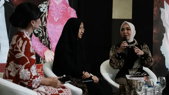 Kain Sasirangan Khas Kalimantan Selatan Bersinar di Parade Wastra Nusantara 2025