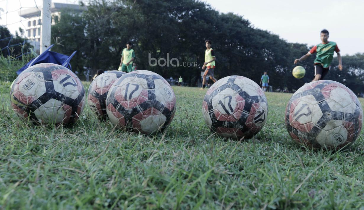 Sejumlah pemain Persija Jakarta U-17 melakukan sesi  latihan perdana usai libur lebaran di Lapangan Banteng, Jakarta, Sabtu (2/7/2017). Latihan tersebut untuk persiapan jelang Piala Suratin U-17. (Bola.com/M Iqbal Ichsan)