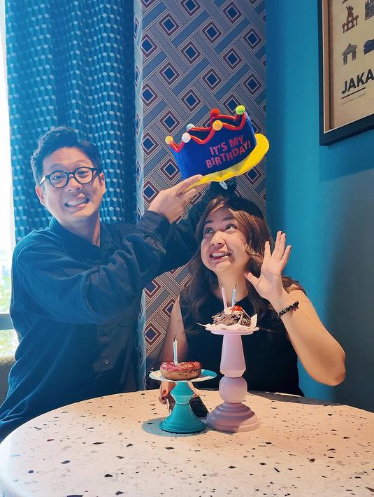 Putri Titian pun menanggapi harapan anaknya dengan senyum dan mengaku sadar sering memarahi mereka. Ia meminta maaf atas hal itu, namun menjelaskan bahwa semua dilakukan demi kebaikan keluarga. Responsnya menunjukkan sisi keibuan yang penuh tanggung jawab dan cinta. (Liputan6.com/IG/@putrititian)