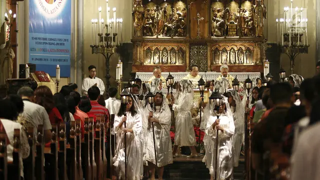 Suasana Misa Natal di Gereja Katedral