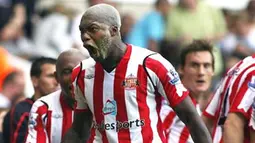Sunderland&#039;s Djibril Cisse celebrates after scoring a goal against Tottenham Hotspur during their premiership match at White Hart Lane in London, on August 23, 2008. AFP PHOTO/BEN STANSALL
