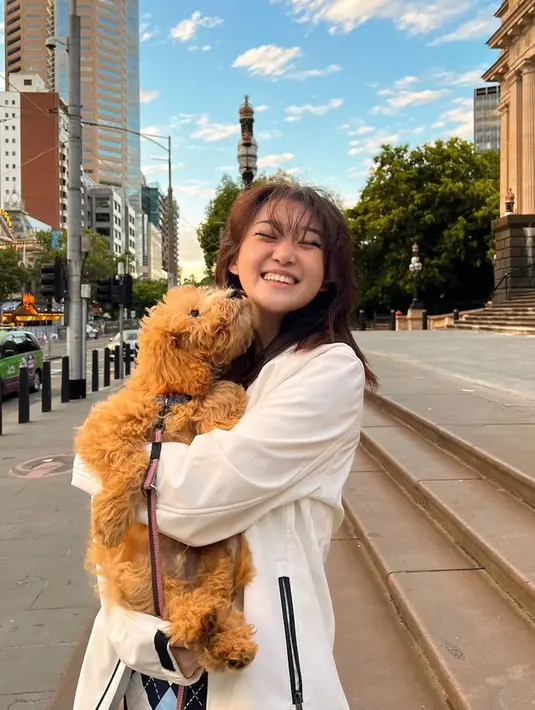 Momen Livy saat berkegiatan di Australia sangat menarik untuk diikuti. Termasuk saat Livy dengan bahagianya menikmati momen bersama anjing peliharaan. Peluk rangkul diberikan Livy sebagai tanda sayang ke anjing yang telah menemaninya isi hari di Melbourne. (Liputan6.com/IG/@livyrenata)