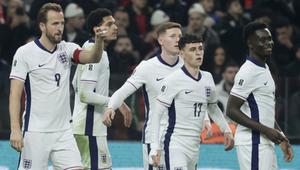 Pemain Inggris, Harry Kane (kiri), merayakan gol kedua timnya bersama rekan satu timnya dalam pertandingan kualifikasi Grup K Piala Dunia 2026 antara Albania dan Inggris di Tirana, Albania,&nbsp;Senin (17-11-2025) dini hari WIB.&nbsp;(Foto AP/Vlasov Sulaj)