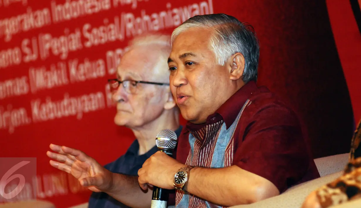 Ketua Pergerakan Indonesia Maju, Din Syamsuddin (kanan) memberi pernyataan refleksi akhir tahun 2016 bertema Tantangan Merawat Kebangsaan Indonesia di Jakarta, Kamis (29/12). Sejumlah tokoh hadir dalam refleksi tersebut. (Liputan6.com/Helmi Fithriansyah)