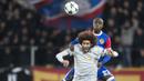 Pemain Basel, Eder Balanta (atas) melakukan duel dengan pemain Manchester United, Marouane Fellaini pada laga grup A Liga Champions di St. Jakob-Park stadium, Basel, Swiss, (22/11/2017). MU kalah 0-1 dari Basel. (Ennio Leanza/Keystone via AP)