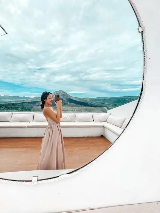 Dengan latar yang sedikit berbeda, Gisella Anastasia menghabiskan waktu liburan di atas ketinggian. Kali ini, ia mmeiliki sebuah gunung sebagai latar foto dengan mengenakan strapless berwarna cokelat. Strapless dress ini nampak begitu nyaman dikenakan oleh Gisel.