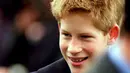 Begini nih penampilan Prince Harry waktu memakai kawat gigi di masa remaja. (Pinterest)