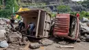 Satu korban ditemukan meninggal dunia di lokasi kejadian pada Selasa (3/3/2026), sementara dua lainnya ditemukan tim SAR gabungan di antara bebatuan di aliran Sungai Senowo, wilayah Dukun, Kabupaten Magelang, Jawa Tengah, pada Rabu (4/3/2026). Tampak dalam foto, warga berusaha mengambil bagian-bagian truk yang terkubur di pasir setelah longsor lumpur akibat hujan dari Gunung Merapi di Sungai Senowo, Magelang, Jawa Tengah pada Rabu 4 Maret 2026. (Devi Rahman/AFP)